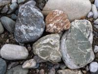 Mit Weiß durchzogene Steinansammlung in verschiedenen Farben